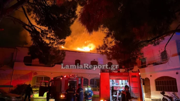 Φωτιά σε διώροφο κτίριο λίγο έξω από τη Λαμία, απεγκλωβίστηκαν άτομα από γειτονικές κατοικίες, δείτε βίντεο και φωτογραφίες