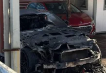 Έκαψε ΙΧ σε μάντρα αυτοκινήτων στην Πάτρα με βενζίνη και φωτοβολίδα, βίντεο δείχνει τις κινήσεις του δράστη