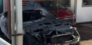 Έκαψε ΙΧ σε μάντρα αυτοκινήτων στην Πάτρα με βενζίνη και φωτοβολίδα, βίντεο δείχνει τις κινήσεις του δράστη