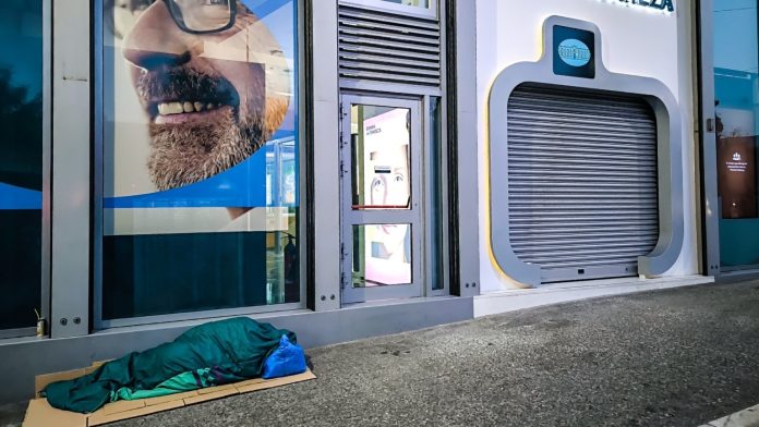 Σε κίνδυνο φτώχειας 2,8 εκατ. πολίτες – Το προφίλ των πιο ευάλωτων και η γεωγραφική κατανομή