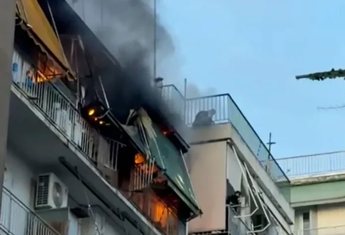 Φωτιά σε διαμέρισμα στου Γκύζη: Μεγάλη κινητοποίηση της Πυροσβεστικής – (VIDEO)