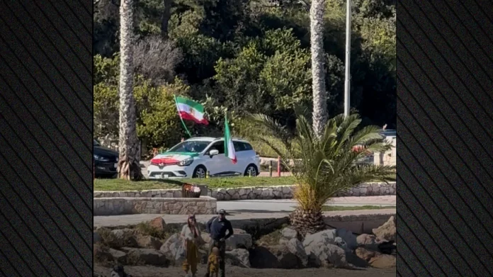 Πορεία Ιρανών αντικαθεστωτικών με αυτοκίνητα στη Βουλιαγμένη