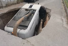 Ιωάννινα: Μεγάλη καθίζηση “κατάπιε” όχημα καθαριότητας του δήμου