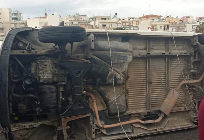 Πανικός σε λαϊκή αγορά στο Ηράκλειο: Αναποδογύρισαν αγροτικά κι έπεσαν οι τέντες εξαιτίας των δυνατών ανέμων – (VIDEO)