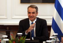 Ο Κυριάκος, η ΣΤΑΖΙ, η φωτογραφία και τα απίστευτα «φιλικά» σχόλια