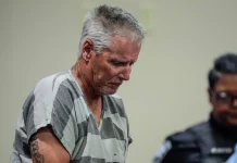 Καταδικάστηκε πατέρας επειδή ο γιος του σκότωσε τέσσερις ανθρώπους σε σχολείο των ΗΠΑ