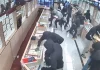 Απίστευτο βίντεο με τουλάχιστον 20 ληστές να σπάνε κοσμηματοπωλείο στην Καλιφόρνια και να αρπάζουν «λεία» 1,4 εκατ. ευρώ σε ένα λεπτό