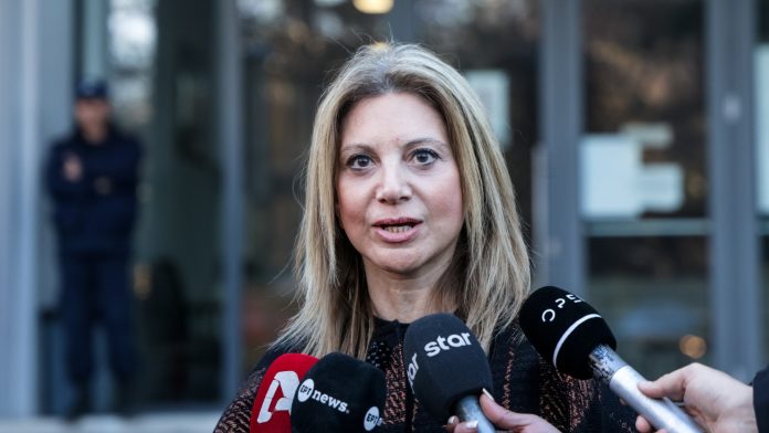 Καρυστιανού για Σεβαστίδη: Πόση ντροπή για ένα «Κράτος Δικαίου» – Παρεμβαίνει σε εκκρεμή δίκη, συνενοχή στην συγκάλυψη