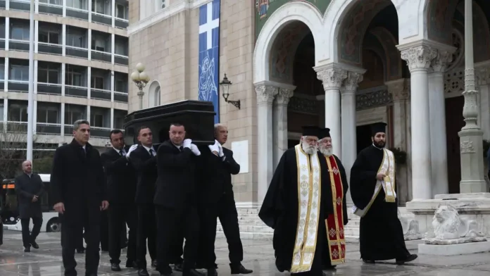 Κηδεία Μαρινέλλας: Στο παρεκκλήσι της Μητρόπολης η σορός της μεγάλης τραγουδίστριας – Πλήθος κόσμου στο λαϊκό προσκύνημα