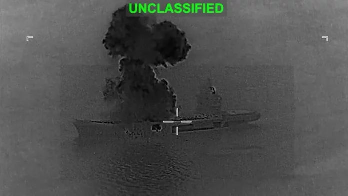 Οι ΗΠΑ χτύπησαν ιρανικό πλοίο μεταφοράς drones: «Φλέγεται», ανακοίνωσε η CENTCOM