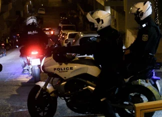 Χειροπέδες σε δύο άτομα για ληστεία σε περίπτερο στο Ηράκλειο, άλλαξε κράνος για να… την γλιτώσει
