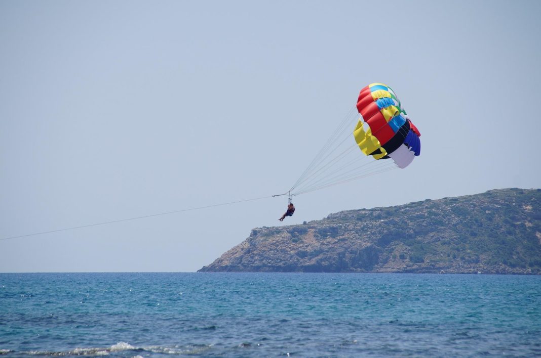 parasailing-g8e2923240_1920