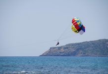 Καταδίκη 57χρονου στη Ρόδο για τον θάνατο 2 ανήλικων κατά τη χρήση θαλάσσιου αλεξίπτωτου