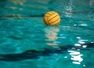 Κρανοφόροι έκαναν «ντου» σε αγώνα πόλο παίδων – Απαίτησαν να βγουν τα διακριτικά του Άρη