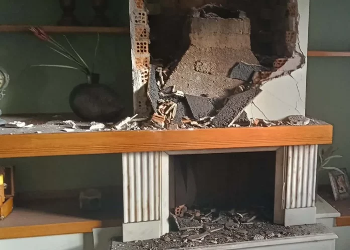 Σοβαρές υλικές ζημιές από πτώση κεραυνού σε κατοικία στην Πρέβεζα – Σώοι οι ένοικοι – (ΦΩΤΟ)