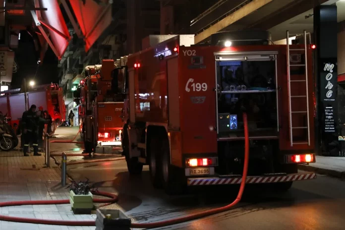Υπό έλεγχο η φωτιά σε διαμέρισμα στου Γκύζη – Eξερράγη φιάλη υγραερίου και “καρφώθηκε” στην απέναντι πολυκατοικία