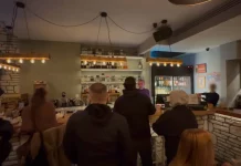 Θεσσαλονίκη: Παρέμβαση του Ρουβίκωνα σε εστιατόριο στο κέντρο της πόλης – “Απλήρωτες βάρδιες και υπέρογκα χρωστούμενα”