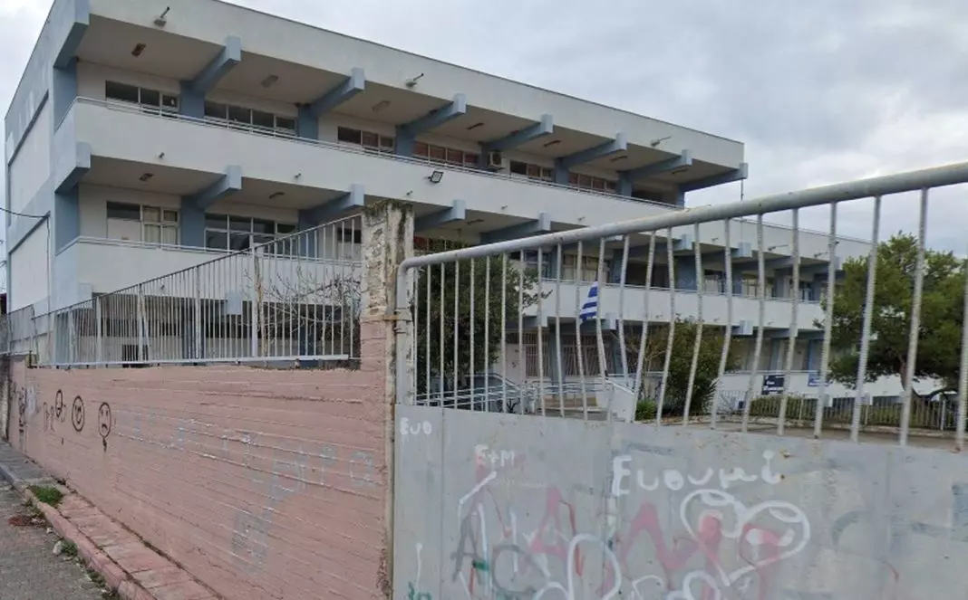 sxoleioxalkida Φρίκη στη Χαλκίδα: Εντοπίστηκε νεκρός 35χρονος έξω από δημοτικό