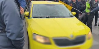 Απεργία ταξί: Στιγμές μεγάλης έντασης στο Σύνταγμα – Προπηλακισμός αυτοκινητιστή που δεν απεργούσε