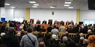 Δίκη Τεμπών: Σάλος με το “φιάσκο της αίθουσας” – Προς νέα μετωπική με τους συγγενείς η κυβέρνηση