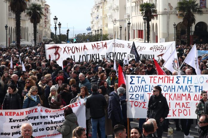 Τραγωδία των Τεμπών: Η κυβέρνηση «ποντάρει» στη δίκη ως «απάντηση» στην κοινωνία