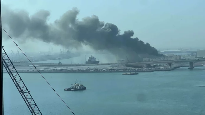 Φωτιά μετά από πυραυλική επίθεση του Ιράν σε βάση με γαλλικές δυνάμεις στο Αμπού Ντάμπι