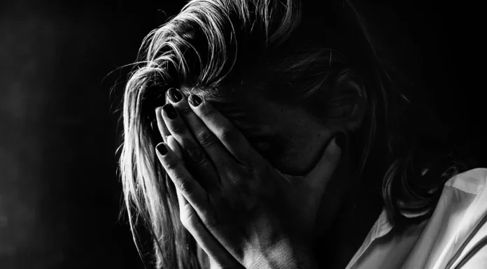 Εφιάλτης στη Χαλκίδα: 21χρονη κατήγγειλε τον πατριό της για ασέλγεια ενώ κοιμόταν