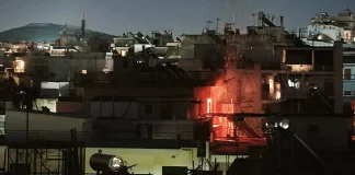 Φωτιά σε δώμα πολυκατοικίας στη Νέα Χαλκηδόνα, δείτε βίντεο και φωτογραφίες