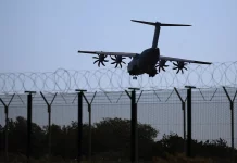 Η Βρετανία έδωσε άδεια στις ΗΠΑ να χρησιμοποιούν τις βάσεις της για πλήγματα κατά του Ιράν – «Καμία διαπραγμάτευση για τα Στενά του Ορμούζ» λέει η Τεχεράνη