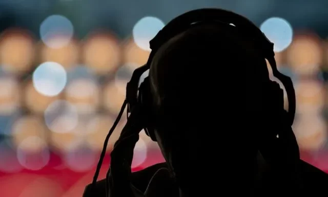 Εξευτελισμός: Τους παρακολουθούν και (τους) “είναι αδιάφορο”!