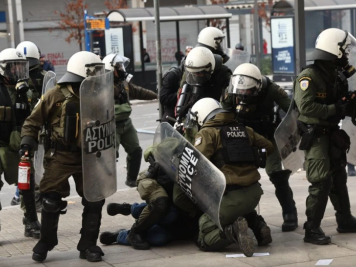 Πάλι τα ίδια…Οι κουκουλοφόροι “εμφανίστηκαν”…Τα ΜΑΤ έκαναν ντου και… διαλύθηκε η συγκέντρωση για τα Τέμπη! – (VIDEO)