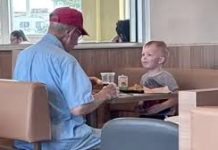 Το βίντεο που συγκίνησε το TikTok: 3χρονος είδε ηλικιωμένο να τρώει μόνος του και πήγε να του κάνει παρέα, «με έκανε να κλάψω στη μέση των McDonald’s»