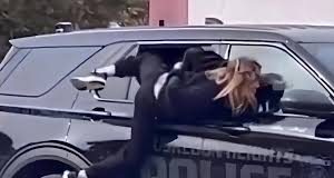 Απόδραση με άρωμα… Prison Break: Γυναίκα το έσκασε από μισάνοιχτο παράθυρο περιπολικού φορώντας χειροπέδες