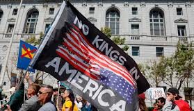 ΗΠΑ: Χιλιάδες αντιπολεμικές διαδηλώσεις σε ολόκληρη τη χώρα – Εκατομμύρια πολίτες φώναξαν «No Kings, No War»