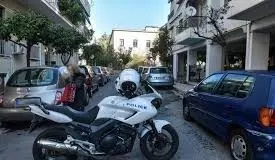 «Πέθαναν μόνες τους» λέει ο γιος της οικογένειας για μάνα και κόρη που βρέθηκαν νεκρές στου Ζωγράφου, να συλληφθεί για ανθρωποκτονία κατά συρροή ζήτησε ο εισαγγελέας