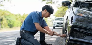 Πήγε να τους βοηθήσει στο λάστιχο και τον λήστεψαν