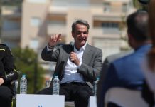 Αιχμάλωτος των σκανδάλων ο Μητσοτάκης- Στον κουβά το …ασυμβίβαστο