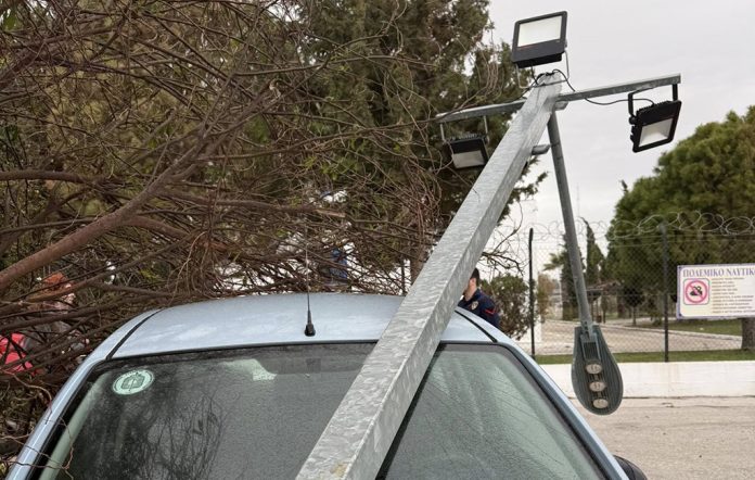 Ρόδος: Προβλήματα στα δρομολόγια πλοίων – αεροπλάνων και πτώσεις δέντρων προκάλεσε η κακοκαιρία – Μήνυμα του 112