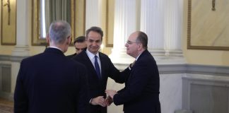 Στον Κυριάκο μετατίθεται το σκάνδαλο με το πτυχίο του Μακάριου