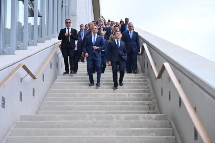 Amber alert για υπουργούς μετά το… photobombing