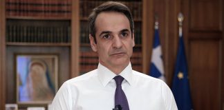 Επικοινωνιακές «πιρουέτες» με το ασυμβίβαστο και τη μείωση βουλευτών