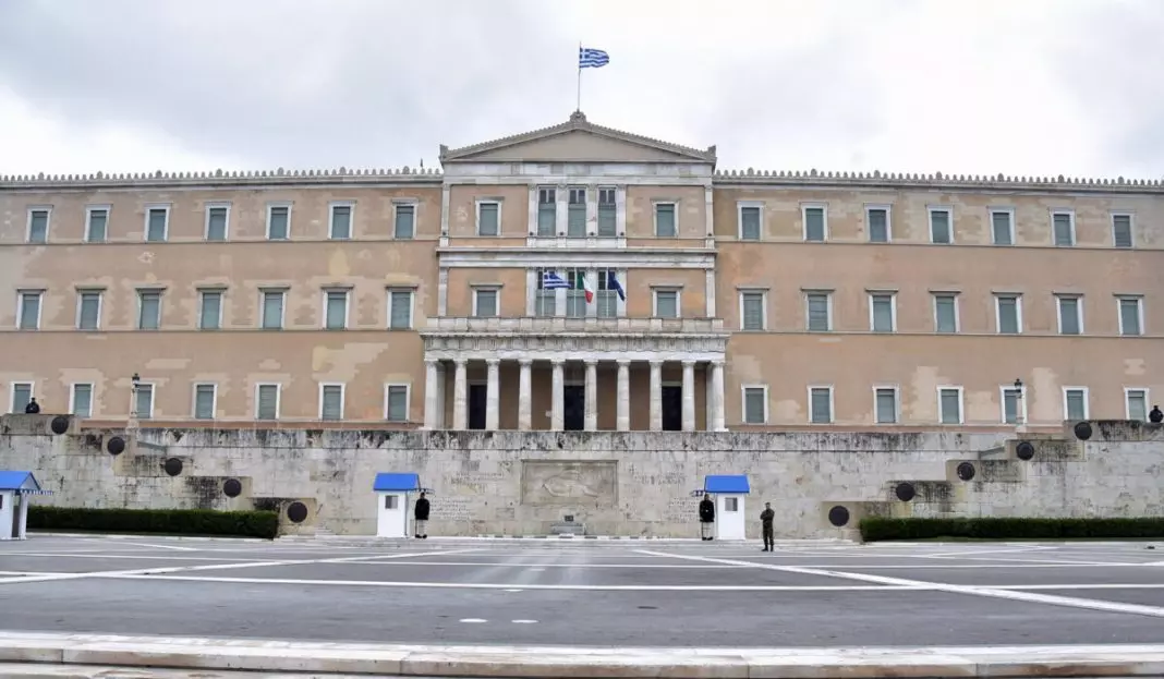 ΕΙΚΟΝΕΣ ΑΠΟ ΤΗΝ ΑΔΕΙΑ ΑΘΗΝΑ ΜΕ ΤΑ ΜΕΤΡΑ ΑΠΟΦΥΓΗΣ ΚΑΙ ΠΕΡΙΟΡΙΣΜΟΥ ΤΗΣ ΔΙΑΔΟΣΗΣ ΤΟΥ ΚΟΡΟΝΟΙΟΥ ΣΕ ΙΣΧΥ