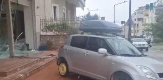 Αγρίνιο: Λύθηκε το χειρόφρενο σε αυτοκίνητο και “καρφώθηκε” σε τζαμαρία φούρνου