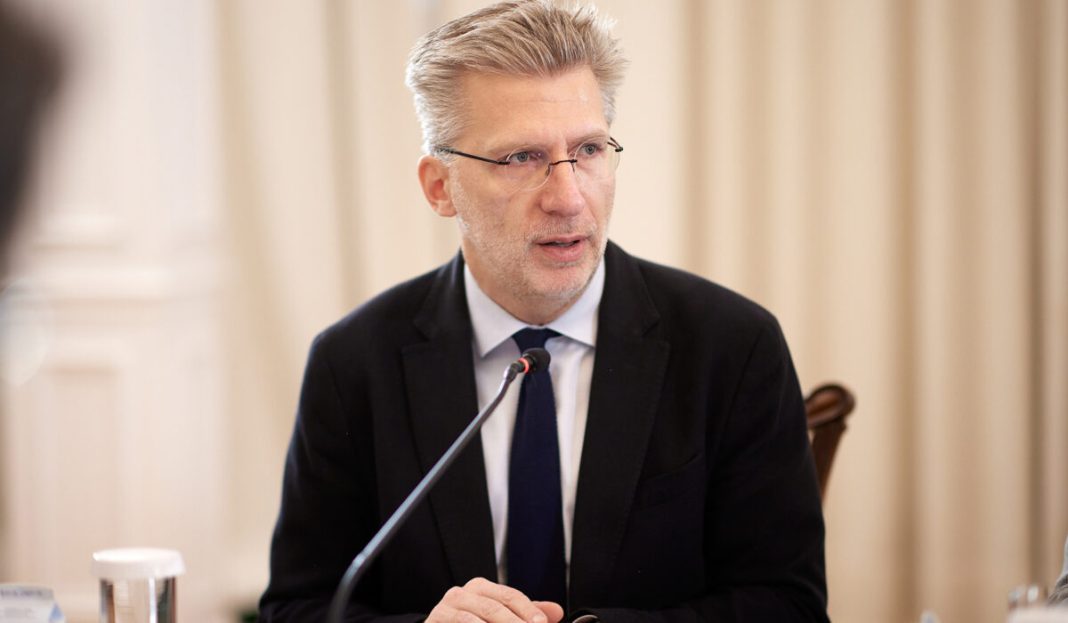 ΣΥΝΕΔΡΙΑΣΗ ΥΠΟ ΤΟ ΠΡΩΘΥΠΟΥΡΓΟ ΚΥΡΙΑΚΟ ΜΗΤΣΟΤΑΚΗ ΤΗΣ ΕΙΔΙΚΗΣ ΕΠΙΤΡΟΠΗΣ ΓΙΑ ΤΟΝ ΑΥΤΙΣΜΟ (ΔΗΜΗΤΡΗΣ ΠΑΠΑΜΗΤΣΟΣ/ΓΡΑΦΕΙΟ ΤΥΠΟΥ ΠΡΩΘΥΠΟΥΡΓΟΥ/EURO