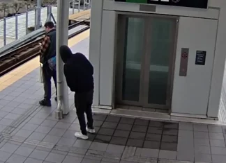 Άνδρας έσπρωξε επιβάτη στις ράγες λίγο πριν φτάσει το τρένο στο Σιάτλ, συγκλονιστικό βίντεο