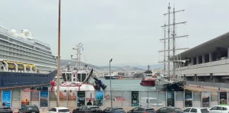 Αυτοκίνητο έπεσε στη θάλασσα στην Ακτή Ξαβέρη στον Πειραιά, σώος ο 54χρονος οδηγός