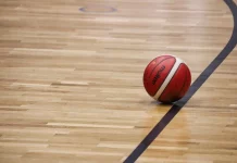 Θεσσαλονίκη: Ξύλο μεταξύ παίκτη και φιλάθλου σε αγώνα μπάσκετ – Μεταφέρθηκαν στο νοσοκομείο