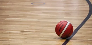 Θεσσαλονίκη: Ξύλο μεταξύ παίκτη και φιλάθλου σε αγώνα μπάσκετ – Μεταφέρθηκαν στο νοσοκομείο