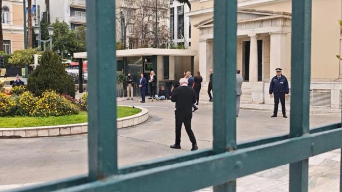 Τέσσερις διαδηλώτριες εισέβαλαν στο προαύλιο της Βουλής: Στο σημείο Κωνσταντοπούλου, Ηλιόπουλος και Καζαμίας