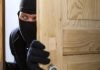 Βόλος: Εβλεπε από το ματάκι κλέφτη να προσπαθεί να ανοίξει το διαμέρισμά του – Κινητοποίηση για τη σύλληψη διαρρήκτη